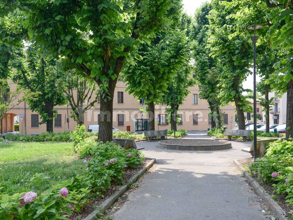Ordinanza di divieto di calpestare le aiuole fiorite e le zone erbose presso l'area di Piazza Cesare Battisti