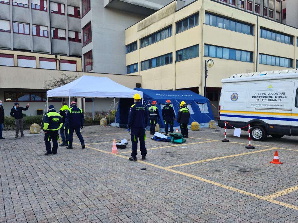 Protezione Civile caratese sempre in prima linea! Grazie per aver allestito il tendone all'Ospedale di Carate